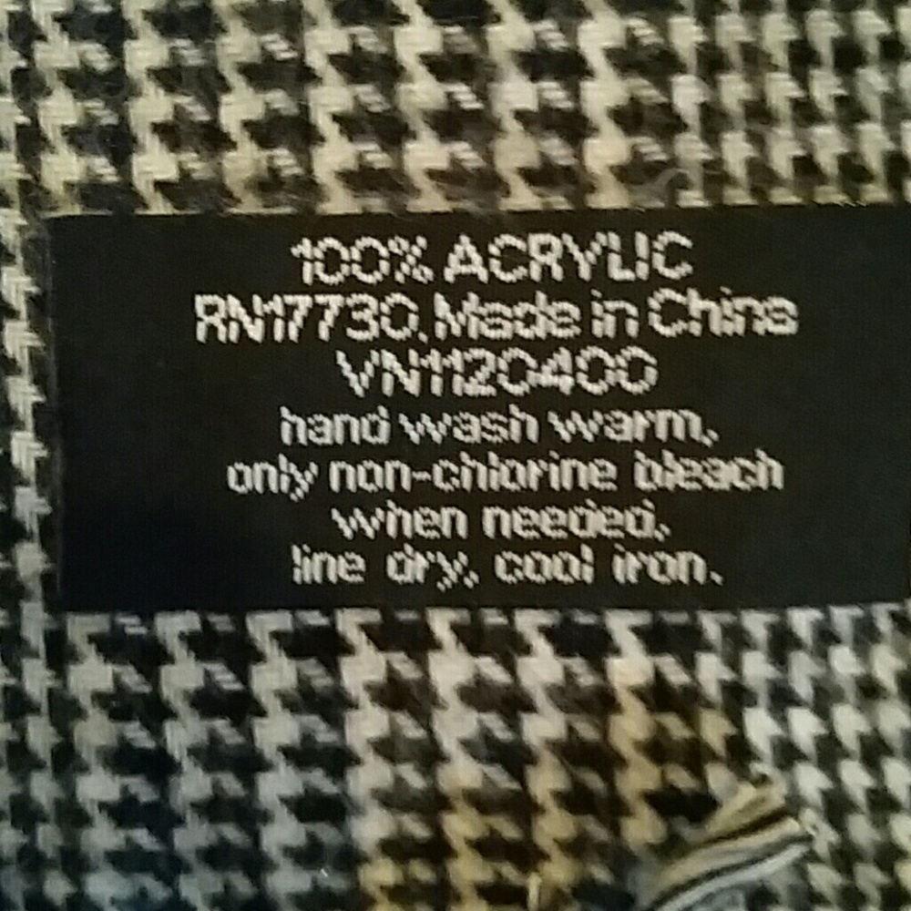Houndstooth Scarf - Picture 3 of 3